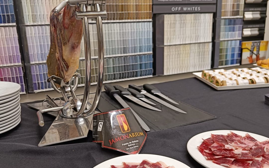Logística térmica en ferias de finales de verano: Cómo garantiza el cortador profesional la excelencia del ibérico a 30°C